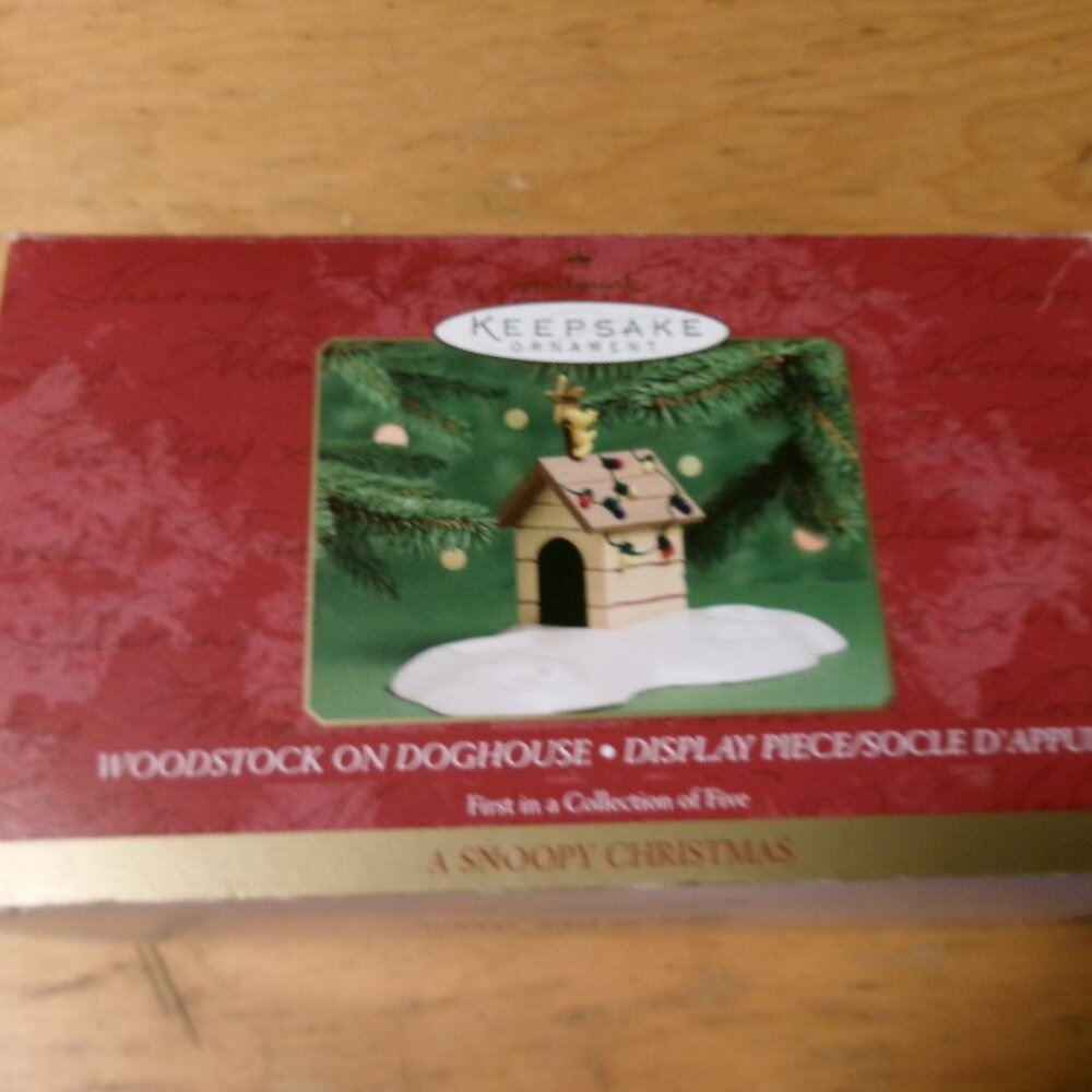 2020 Woodstock on Dog House Hallmark Charlie brown series in box with paperwork